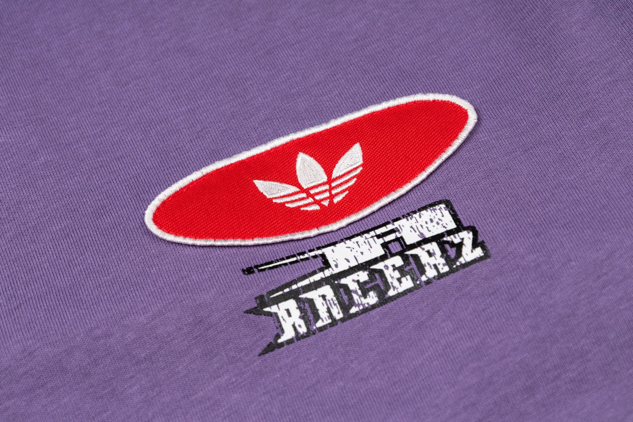 Adidas Clover MOTOSeries short sleeves, low saturation taro purple color, same style loose fit for men and women, pure cotton material is light and breathable, super comfortable for daily wear! The all-over printing with racing elements, clover logo + letter pattern, retro and street feel, looks great when worn as a layer or alone✨. The small high collar design, paired with overalls and Skate Shoes, can easily achieve American street style, and it is also great for couples! Fashionable and comfortable at the same time, don’t miss it if you like racing style. Style number: A 194# Color: Black Purple Size: S M L XL XXL